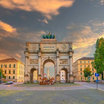 Das Siegestor - der Triumphbogen in München am nördlichen Ende der Ludwigstraße in Bayern