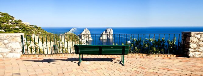 Trip Deutschland Feriendestination - Capri ist eine blühende Insel mit weißen Gebäuden, die einen schönen Kontrast zum tiefen Blau des Meeres bilden. Die durchschnittlichen Frühlings- und Herbsttemperaturen liegen bei etwa 14°-16°C, die besten Reisemonate sind April, Mai, Juni, September und Oktober. Auch in den Wintermonaten sorgt das milde Klima für Wohlbefinden und eine üppige Vegetation. Die beliebtesten Orte für Capri Ferien, locken mit besten Angebote für Hotels und Ferienunterkünfte mit Werbeaktionen, Rabatten, Sonderangebote für Capri Urlaub buchen.