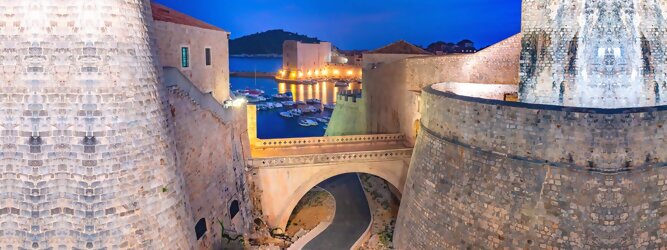 Trip Deutschland Stadt Urlaub - Dubrovnik - Einen Wahnsinns Panoramablick hat man von Dubrovniks Hausberg Srd. Empor geht’s ganz easy und entspannt, minutenschnell mit der Luftseilbahn. Für begeisterte GOT-Fans empfiehlt sich die speziell geführte Game-of-Thrones-Tour zu den bekanntesten Drehorten und Schauplätzen der erfolgreichen Kultserie, der Eiserne Thron ist auf der kleinen idyllischen Insel Lokrum zu bestaunen. Die beliebtesten Orte für Dubrovnik Ferien, locken mit besten Angebote für Hotels und Ferienunterkünfte mit Werbeaktionen, Rabatten, Sonderangebote für Dubrovnik Urlaub buchen. Reisedaten eingeben und Hotel Flug Mietwagen Attraktionen Taxis für eine Dubrovnik Reise flexibel buchen. Sollten sich die Pläne ändern, sind viele der Unterkünfte und Zimmer in Dubrovnik kostenfrei stornierbar.