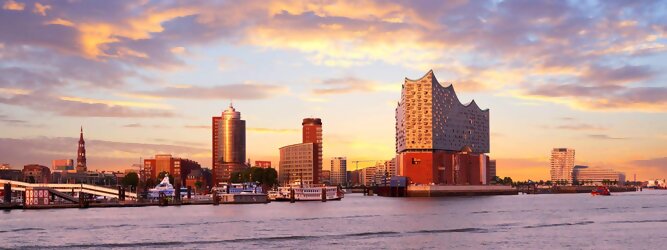 Die Elbphilharmonie (kurz auch „Elphi“ genannt) ist ein im November 2016 fertiggestelltes Konzerthaus in Hamburg. Sie wurde mit dem Ziel geplant, ein neues Wahrzeichen der Stadt und ein „Kulturdenkmal für alle“ zu schaffen. Das 110 Meter hohe Gebäude im Stadtteil HafenCity liegt am rechten Ufer der Norderelbe an der Spitze des Großen Grasbrooks zwischen den Mündungen der Hafenbecken Sandtorhafen und Grasbrookhafen. Es wurde unter Einbeziehung der Hülle des früheren Kaispeichers A (Baujahr 1963) errichtet. Auf diesen Sockel wurde ein moderner Aufbau mit einer Glasfassade gesetzt, die an Segel, Wasserwellen, Eisberge oder einen Quarzkristall erinnert. Die Lage am Kaiserhöft ist von der einstigen industriellen Hafennutzung und der neugotischen Backsteinarchitektur der Speicherstadt geprägt.