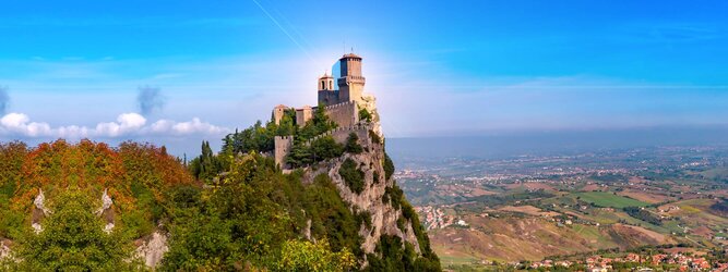 Trip Deutschland Urlaubsdestination - San Marino – Hol ihn dir – den heißbegehrten Einreise-Stempel von San Marino. Nimm deinen Reisepass, besuche die örtliche Tourismusbehörde, hier wird die kleine Trophäe in dein Reisedokument gestempelt, es sieht gut aus und ist eine supertolle Urlaubserinnerung. Dieses neue Trendy-Reiselust-Souvenir passt ausgezeichnet zu den anderen außergewöhnlichen Stempeln deiner vergangenen Reisen. San Marino ist ein sehr interessanter Zwergstaat, eine Enklave, vollständig von Italien umgeben, eine der ältesten bestehenden Republiken und eines der reichsten Länder der Welt. Die beliebtesten Orte für Ferien in San Marino, locken mit besten Angebote für Hotels und Ferienunterkünfte mit Werbeaktionen, Rabatten, Sonderangebote für San Marino Urlaub buchen.