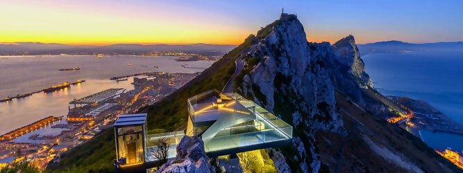 Reisetipps - Ein ehemaliger militärischer Aussichtspunkt, der in eine hochmoderne Glasplattform und einen Gehweg umgewandelt wurde, der einen unvergleichlichen Blick über das Mittelmeer bietet. Ein ununterbrochener 360º-Panorama-Aussichtspunkt, der so spektakulär ist wie nirgendwo sonst auf der Welt. Betreten Sie die 360-Grad-Umgebung und bekommen Sie ein Gefühl für die Freiheit und die Heiterkeit, die Sie beim Skywalk erleben werden. Die Militärgeschichte Gibraltars während des Zweiten Weltkriegs veranschaulicht Gibraltars Position als britische Festung seit dem frühen 18. Während des Zweiten Weltkriegs spielte Gibraltar eine wichtige Rolle sowohl im Atlantic Theatre als auch im Mediterranean Theatre und kontrollierte praktisch den gesamten Seeverkehr in und aus dem Mittelmeer vom Atlantischen Ozean.